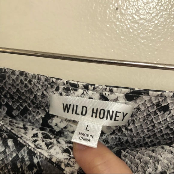 Beautiful Snake Print front zip up with metal ring side pocket Mini Skirt size L - Picture 8 of 13